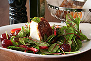 leichte Küche, wie hier z.B. gemischten Salat mit Weintrauben und gegrilltem französischen Ziegenkäse (©Foto: Marikka-Laila Maisel)